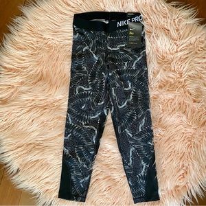 NWT Nike Pro Cropped Leggings Pro Tight Fit Training